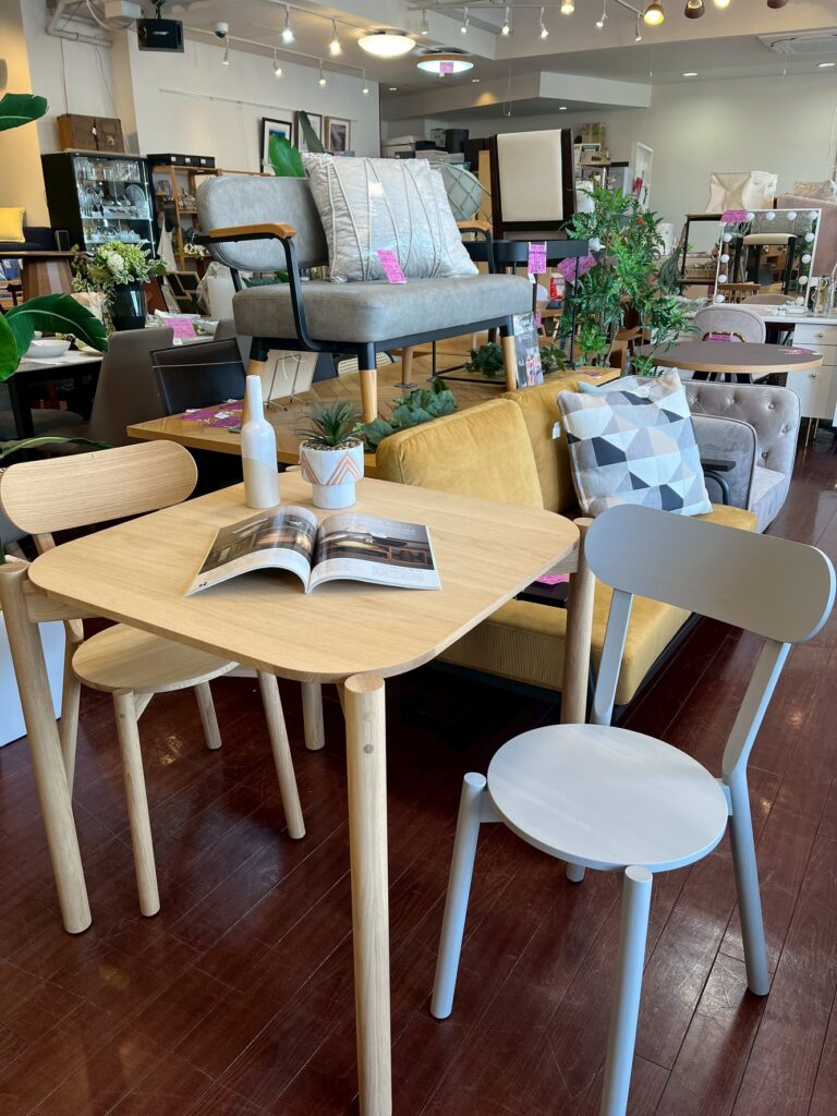 ショップフレンズの店内写真。木製テーブルとチェアを中心にナチュラルな家具が多く並ぶ。